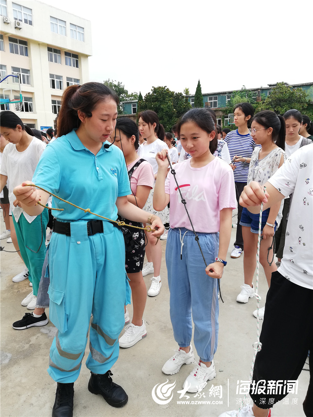 青岛幼儿示范学校学生学习结绳技能
